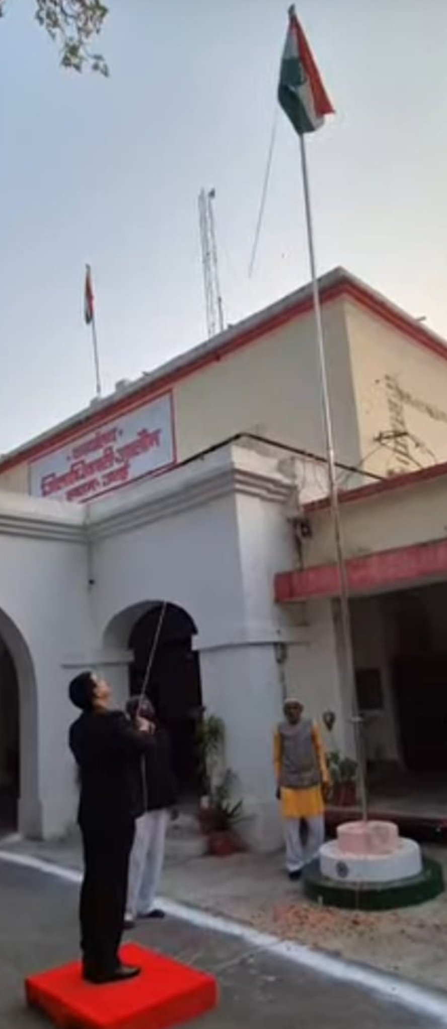 77वें गणतंत्र दिवस पर जिलाधिकारी ने किया ध्वजारोहण, अमर शहीदों को नमन, जनकल्याणकारी योजनाओं का किया प्रस्तुतीकरण*