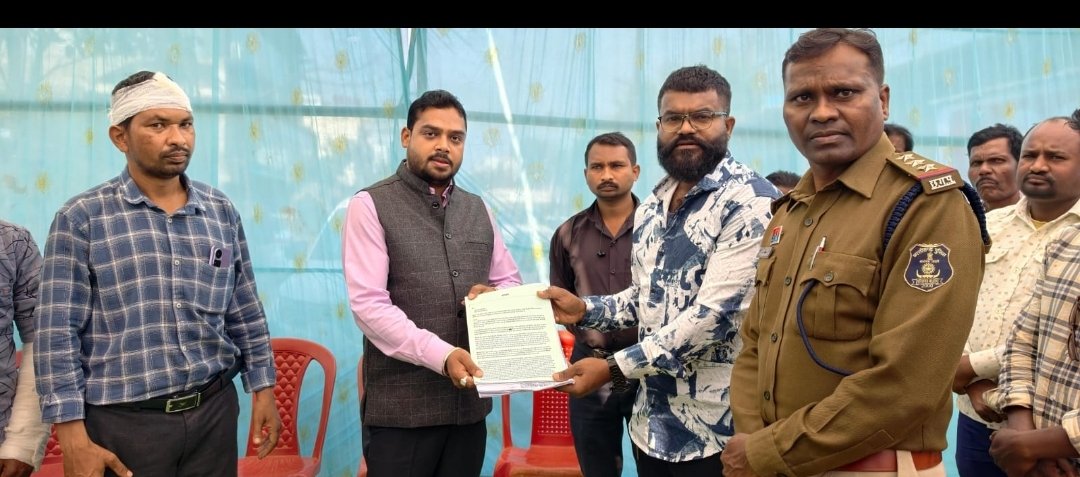 ग्राम करंजी मे जमीन विवाद बता खुलेआम हो रही गुंडा गर्दी के खिलाफ धरना प्रदर्शन,दिया कलेक्टर के नाम ज्ञापन तहसीलदार जगदलपुर को, जल्द कार्यवाही नहीं तो जल्दी ही फिर होगा आंदोलन