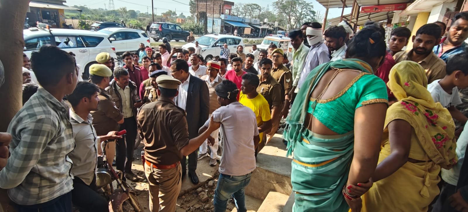 कुकुरगांव के पास बाइक फिसलने से गिरे पति-पत्नी को तत्काल पहुंचाया जिला अस्पताल