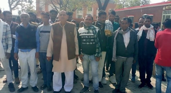 पुलिस द्वारा प्रधान पति को गिरफ्तार किये जाने के विरोध में पाल समाज पहुंचा एसपी कार्यालय, दिया ज्ञापन*