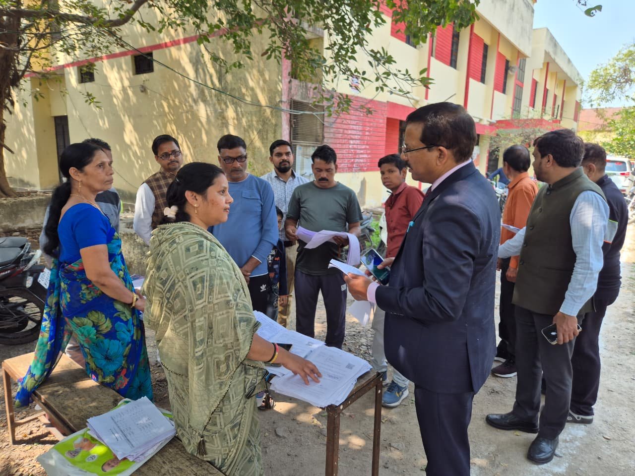 विशेष प्रगाढ़ पुनरीक्षण अभियान में जिला निर्वाचन अधिकारी ने 100 से अधिक बूथों का किया निरीक्षण*