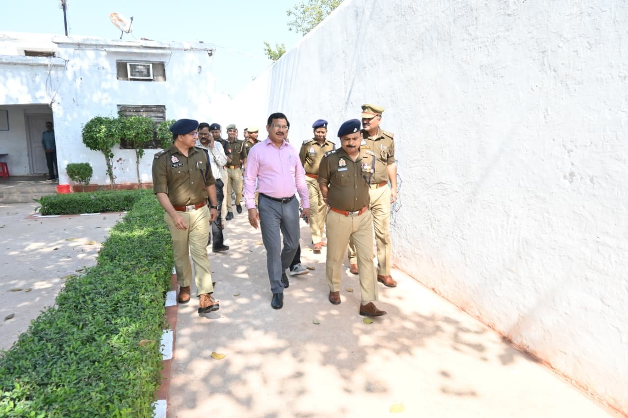 जिलाधिकारी जालौन राजेश कुमार पांडेय व पुलिस अधीक्षक जालौन डॉ. दुर्गेश कुमार ने जिला कारागार उरई का किया सघन