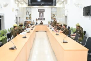 पुलिस अधीक्षक जालौन डॉ. दुर्गेश कुमार ने पुलिस लाइन उरई में अपराध शाखा का अर्दली रूम कर लंबित मामलों की समीक्षा की