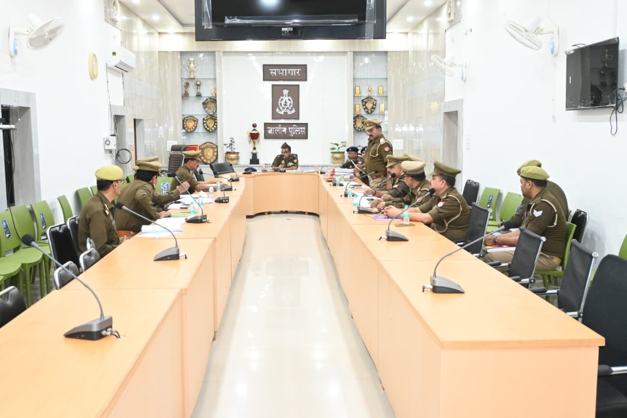 पुलिस अधीक्षक जालौन डॉ. दुर्गेश कुमार ने पुलिस लाइन उरई में अपराध शाखा का अर्दली रूम कर लंबित मामलों की समीक्षा की
