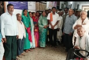 प्रभारी प्राचार्य को हटाने के प्रयास का ग्रामवासियों ने किया विरोध**