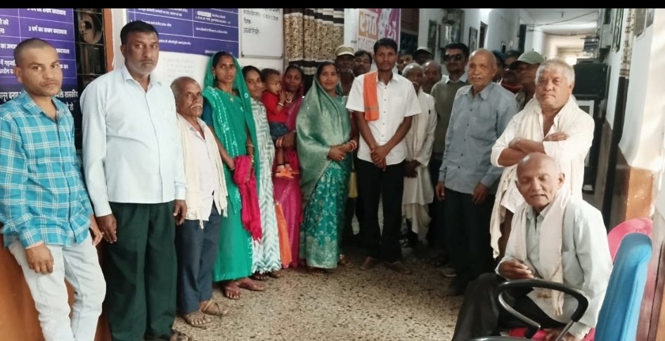 प्रभारी प्राचार्य को हटाने के प्रयास का ग्रामवासियों ने किया विरोध**