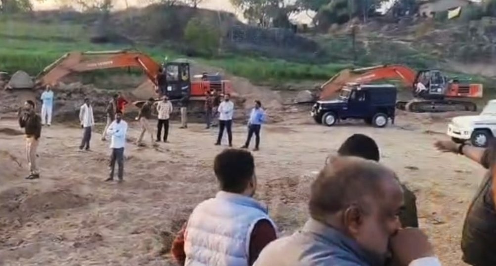 नरैनी/चंदपुरा घाट पर अवैध बालू खनन पर मध्यप्रदेश प्रशासन की छापामार कार्रवाई, 4 मशीनें व 6 डंपर जब्त
