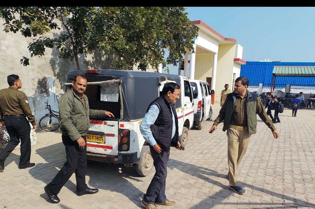 सड़क सुरक्षा माह’’ के अन्तर्गत शहर के विभिन्न स्थलों पर स्कूली वाहनों की चेकिंग की गयी