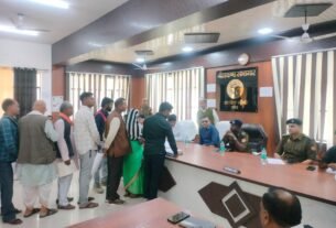 नरैनी में ‘सम्पूर्ण समाधान दिवस’ पर आयुक्त का औचक निरीक्षण, CHC में मिली खामियों पर सख्त निर्देश