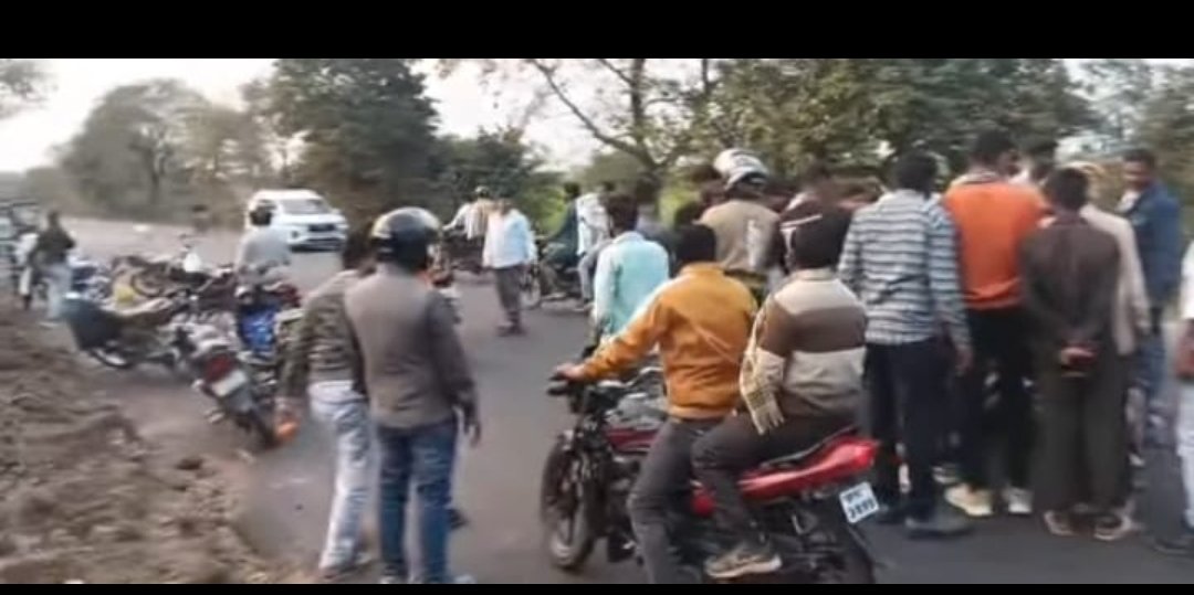 बंगरा मार्ग पर रफ्तार का कहर, आमने–सामने भिड़ीं दो बाइकें; दो युवक घायल