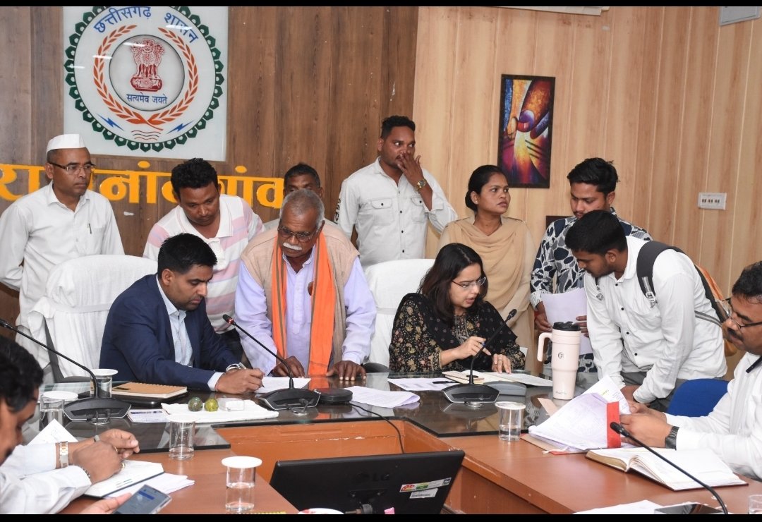 कलेक्टर ने जनदर्शन में गंभीरता से सुनी नागरिकों की समस्याएं