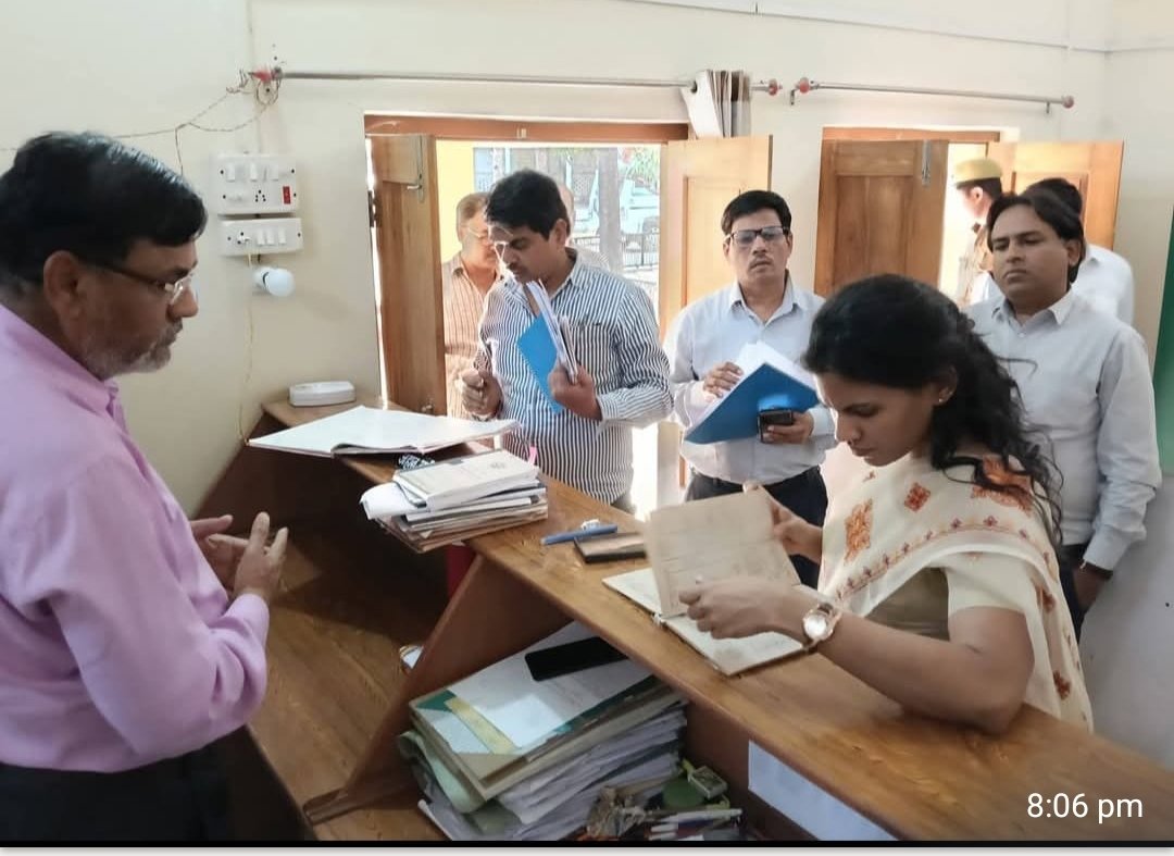 जे. रीभा ने नरैनी तहसील के कार्यालयों का किया निरीक्षण, कर्मचारियों को दिए समयबद्ध कार्य के निर्देश