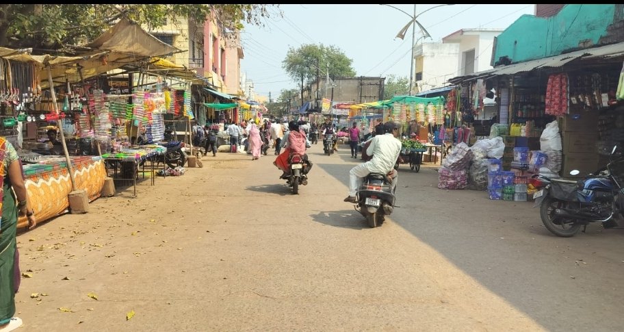 होली के रंग में रंगा बाजार, खरीदारों की उमड़ रही भीड़