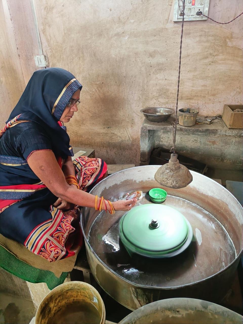 *विश्व प्रसिद्ध शजर पत्थर उद्योग में महिला उद्यमियों ने बनाई पहचान*