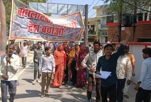 उरई में संदिग्ध लोगों को लेकर हंगामा, उमरारखेड़ा के सैकड़ों लोग पहुंचे डीएम-एसपी कार्यालय