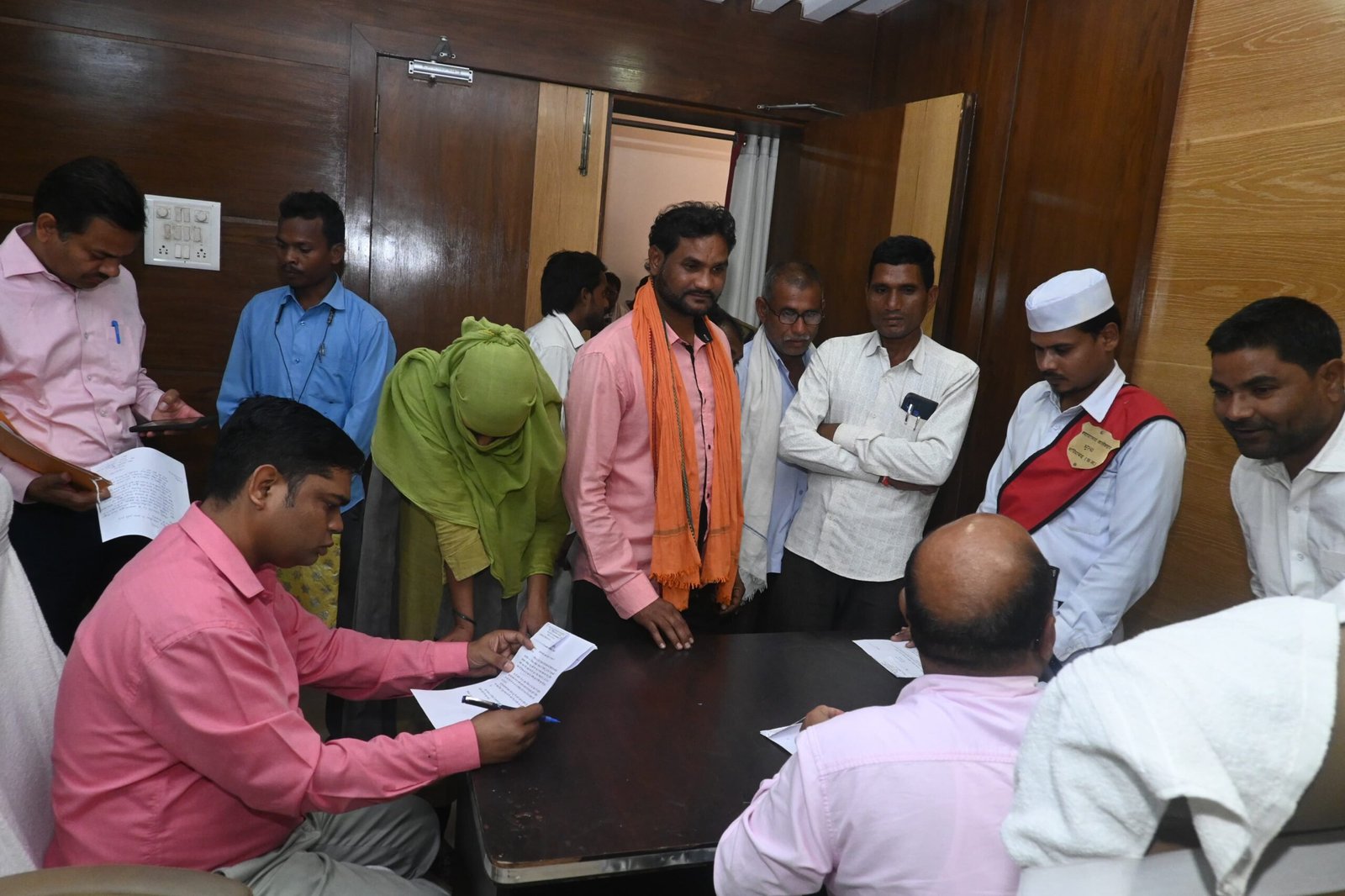 प्रधानमंत्री आवास योजना में गड़बड़ी का आरोप: तीन माह बाद भी समाधान नहीं, हितग्राही भटकने को मजबूर