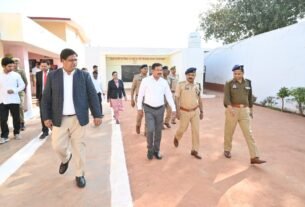 जनपद न्यायाधीश, जिलाधिकारी व पुलिस अधीक्षक ने जिला कारागार उरई का किया निरीक्षण