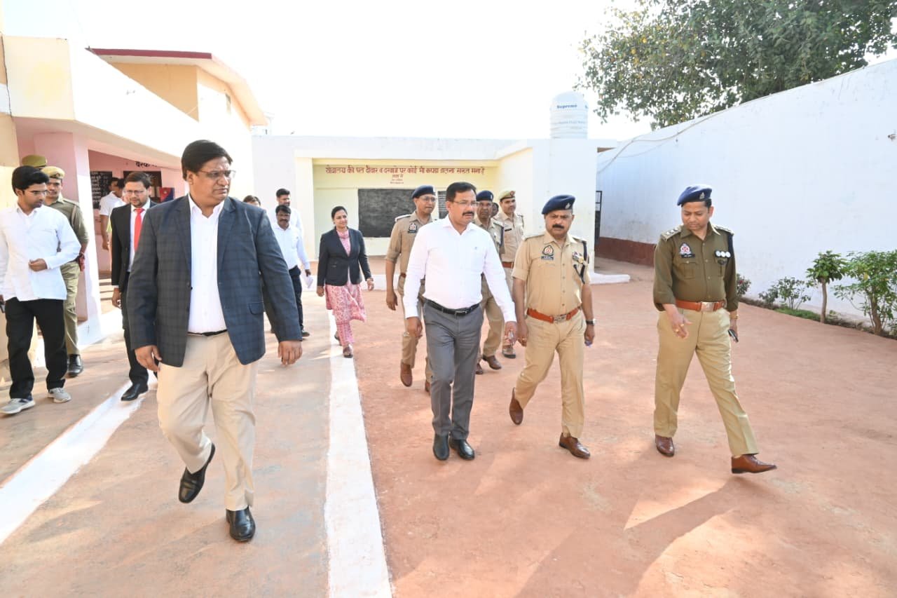 जनपद न्यायाधीश, जिलाधिकारी व पुलिस अधीक्षक ने जिला कारागार उरई का किया निरीक्षण