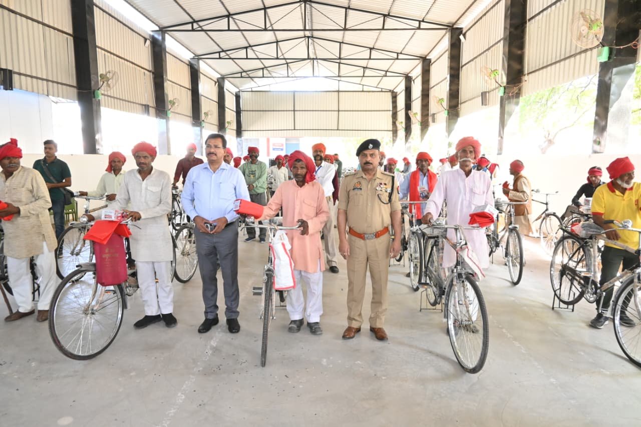 चौकीदारों के साथ संवाद कर प्रशासन ने बढ़ाया उत्साह, सुरक्षा व्यवस्था को लेकर दिए निर्देश