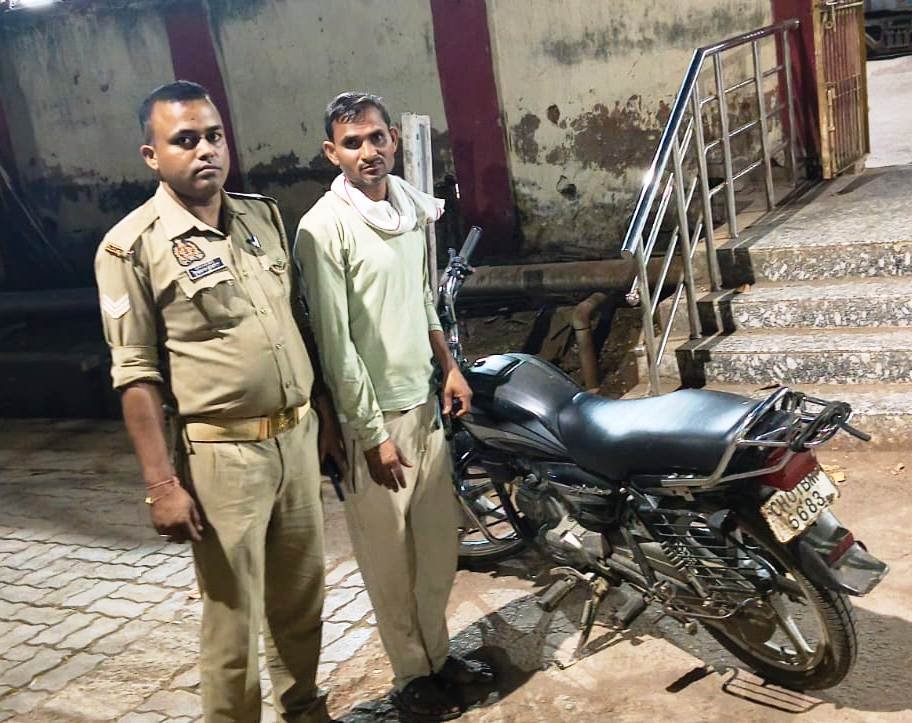 यात्री की खोयी हुयी मोटर साइकिल को जीआरपी बाँदा पुलिस