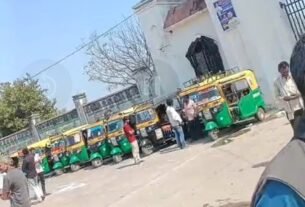 काशीराम पार्क से नगर पालिका परिषद तक ऑटो चालकों का प्रदर्शन