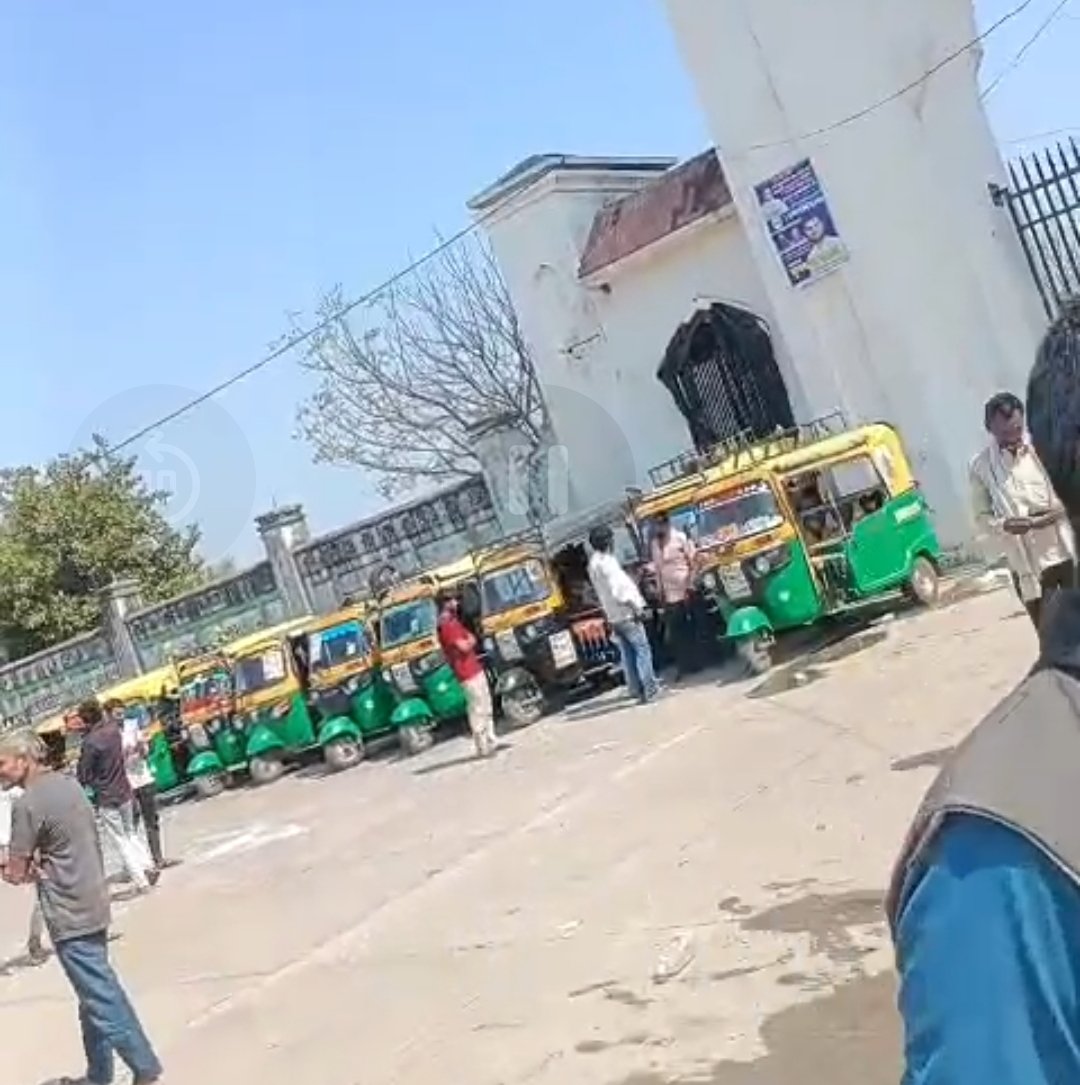 काशीराम पार्क से नगर पालिका परिषद तक ऑटो चालकों का प्रदर्शन