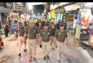 पुलिस अधीक्षक जालौन ने किया पैदल गश्त, सुरक्षा व्यवस्था का लिया जायजा