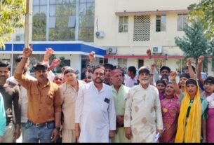 प्रमुख अभियंता कार्यालय पर काली पट्टी लगाकर किया जंगी प्रदर्शन