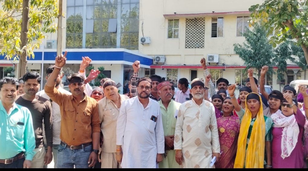 प्रमुख अभियंता कार्यालय पर काली पट्टी लगाकर किया जंगी प्रदर्शन