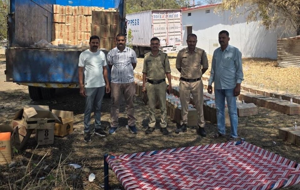 सोयाबडी के बोरो की आड में ट्रक में ले जाई जा रही 50 लाख रुपये की अवैध अंग्रेजी शराब की 350 पेटी पकडी गई