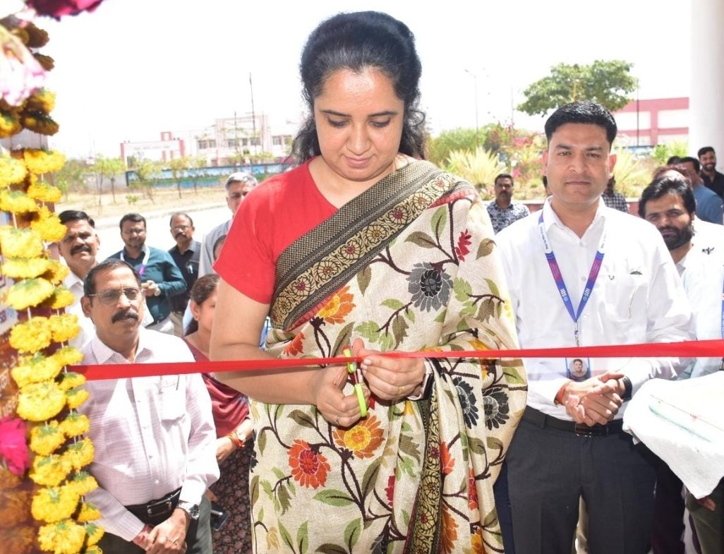 कलेक्टर श्रीमती गर्ग ने कलेक्ट्रेट परिसर में नवीन एसबीआई एटीएम का किया शुभारंभ