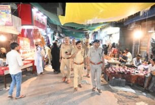 उरई में पुलिस अधीक्षक का पैदल गश्त, सुरक्षा व्यवस्था का लिया जायजा