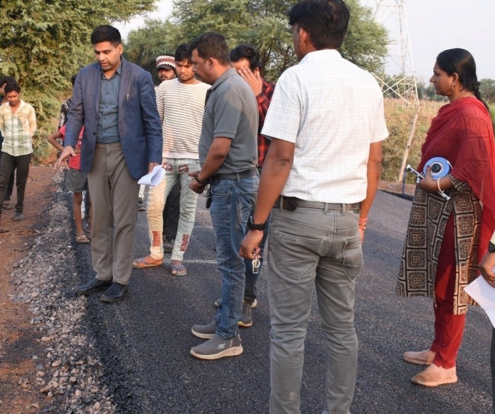 सड़क की मोटाई मापकर निर्माण कार्य की गुणवत्ता का किया आकलन