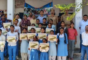 सड़क सुरक्षा एवं यातायात नियमों के विषय में विस्तार से छात्र/ छात्राओं को  दी गई जानकारी