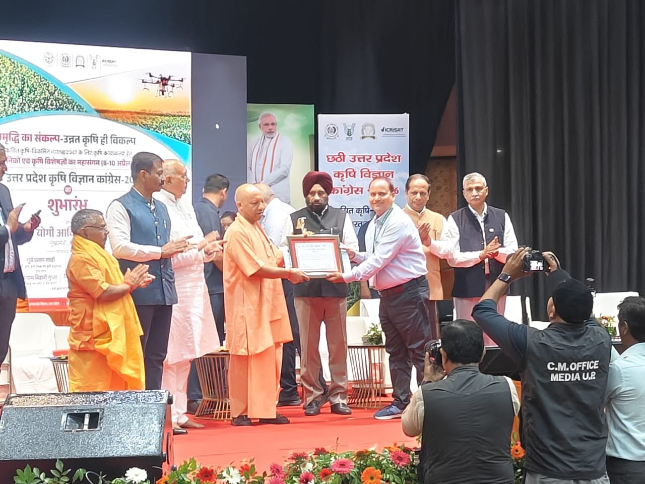 कृषि एवं प्रौद्योगिक विश्वविद्यालय, के वैज्ञानिकों को उनके उत्कृष्ट योगदान के लिए मिला सम्मान