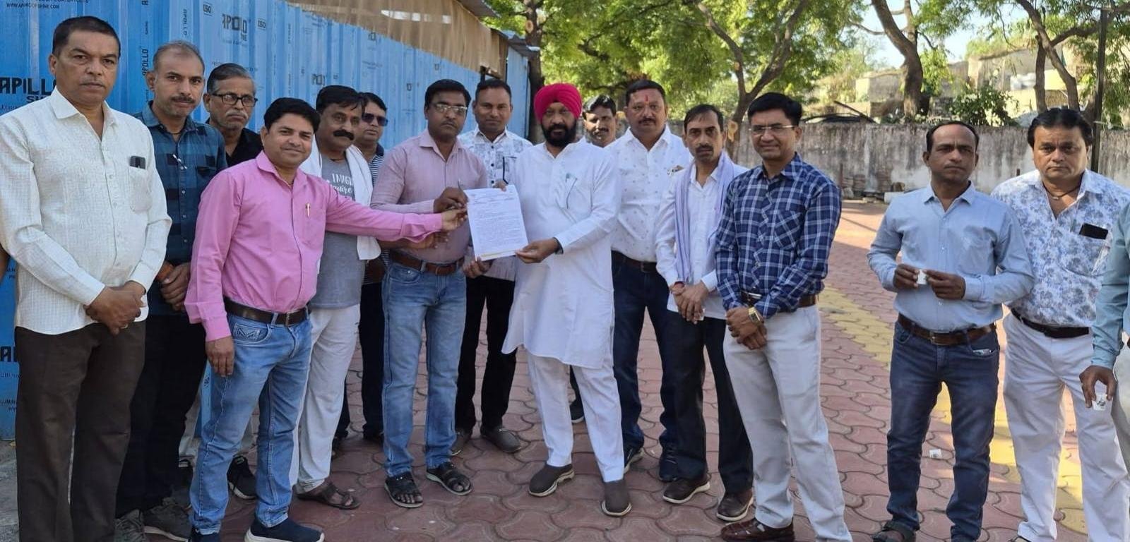 सुप्रीम कोर्ट के TET निर्णय पर शिक्षक संघ ने विधायक एवं पूर्व मंत्री हरदीप सिंह डंग को सौंपा ज्ञापन