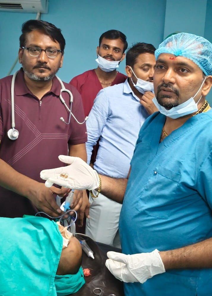 *डाक्टर भूपेंद्र ने बगैर चीरा लगाए दूरबीन पध्दति से निकला पीतल का लॉकेट