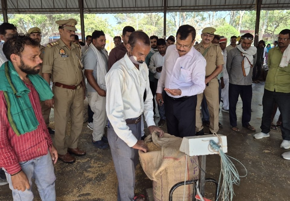 गेहूं खरीद में पारदर्शिता की सख्त निगरानी, डीएम ने मंडियों में पहुंचकर लिया जायजा*
