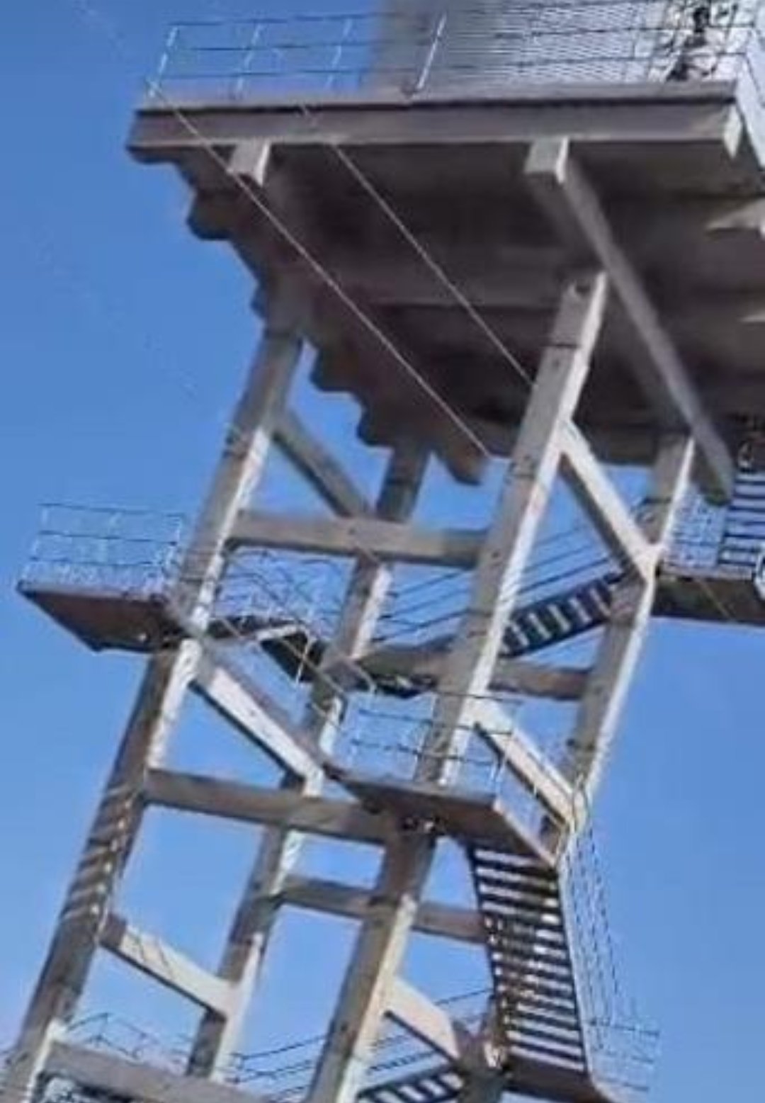 अज्ञातकारणों से आत्महत्या के उदेश्य से दवाईयों के ओवर डोज लेकर पानी की टंकी पर चढ़े युवक को, डायल-112 जवानों ने समझाईश देकर सुरक्षित नीचे उतारा और काउन्सलिंग उपरांत अस्पताल पहुंचाया