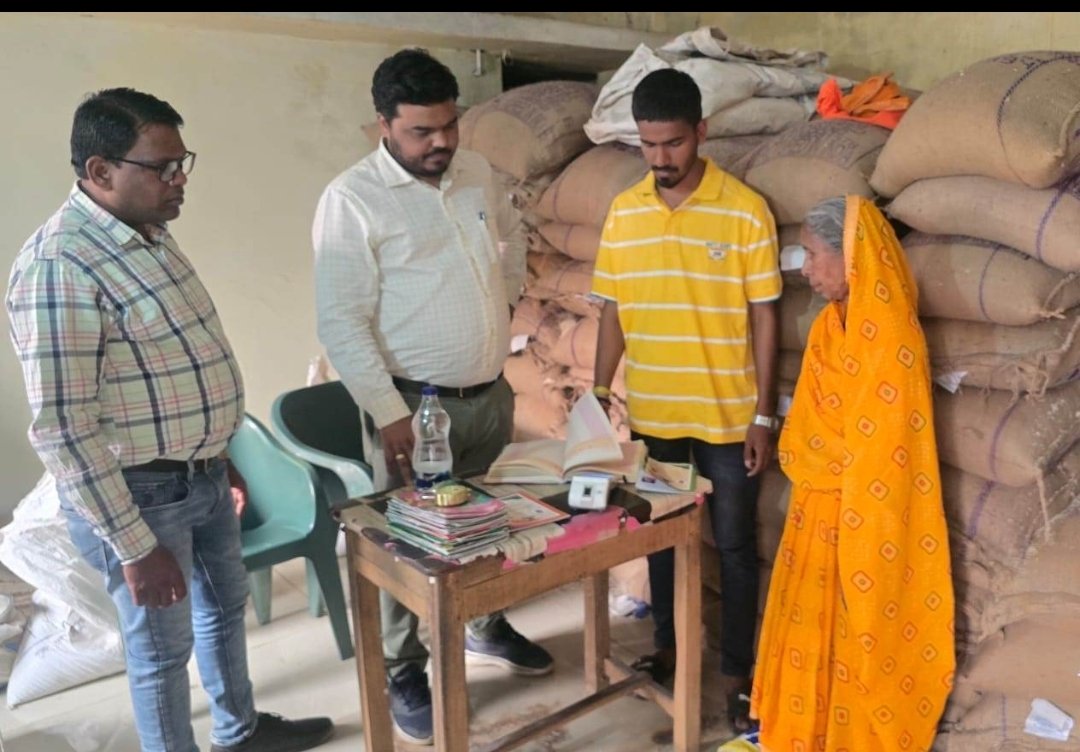 सार्वजनिक वितरण प्रणाली के तहत हितग्राहियों को तीन माह का चावल दिया जा रहा एकमुश्त*