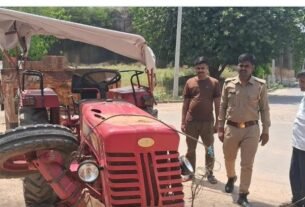 रतनगढ़ मंदिर से ज्वारे चढ़ाकर  लौट रहे ट्रैक्टर मय ट्राली के पलटा