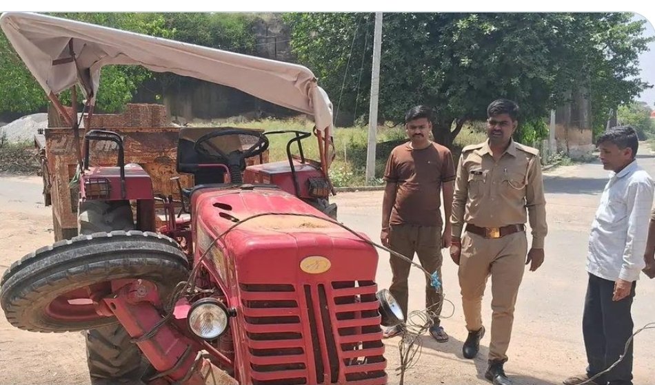 रतनगढ़ मंदिर से ज्वारे चढ़ाकर  लौट रहे ट्रैक्टर मय ट्राली के पलटा