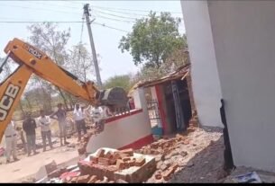 प्रशासन ने ग्राम शिकारीटोला में शासकीय भूमि पर अवैध कब्जा और अतिक्रमण में चलाया बुलडोजर