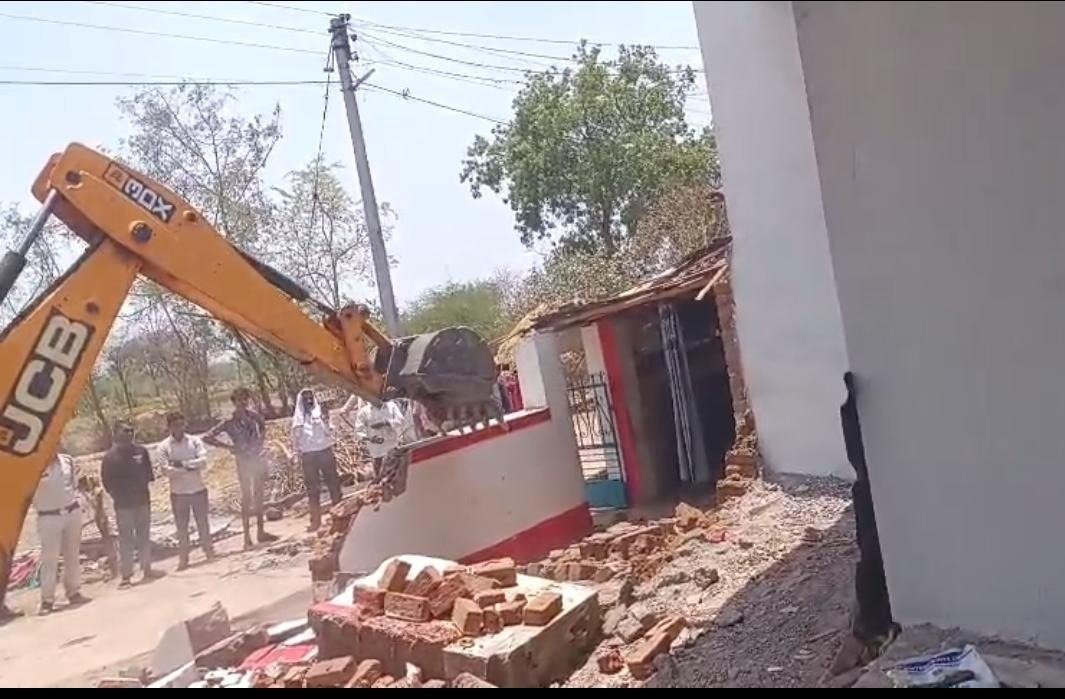 प्रशासन ने ग्राम शिकारीटोला में शासकीय भूमि पर अवैध कब्जा और अतिक्रमण में चलाया बुलडोजर