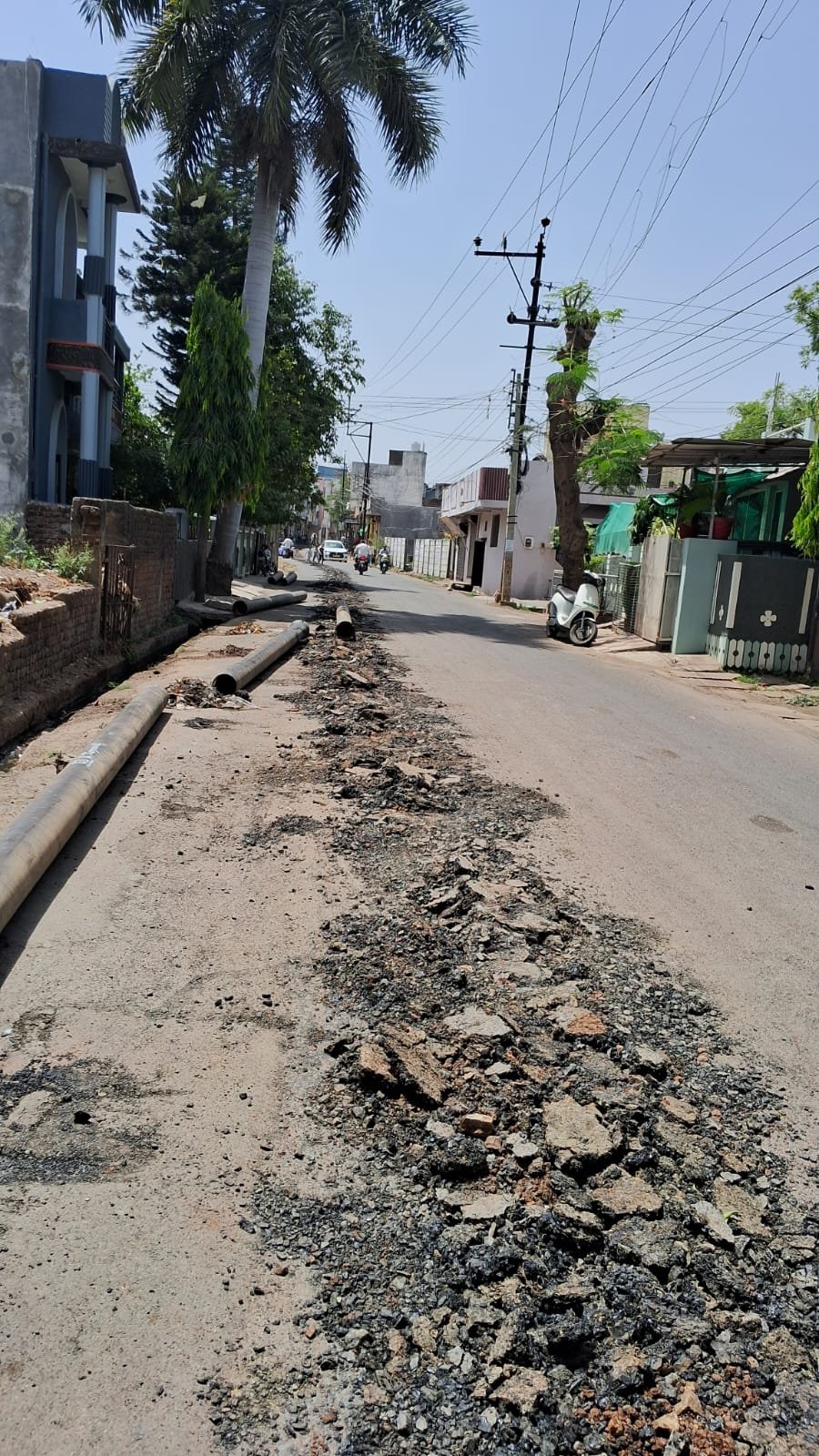 जेसीबी से खोद रहे हे नाहर सैयद रोड को, क्षेत्रवासियों को चिंता , क्या समय पर बन पाएगी सड़क