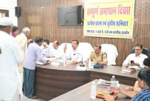 सम्पूर्ण समाधान दिवस में फरियादियों की समस्याओं का प्राथमिकता से निस्तारण के निर्देश