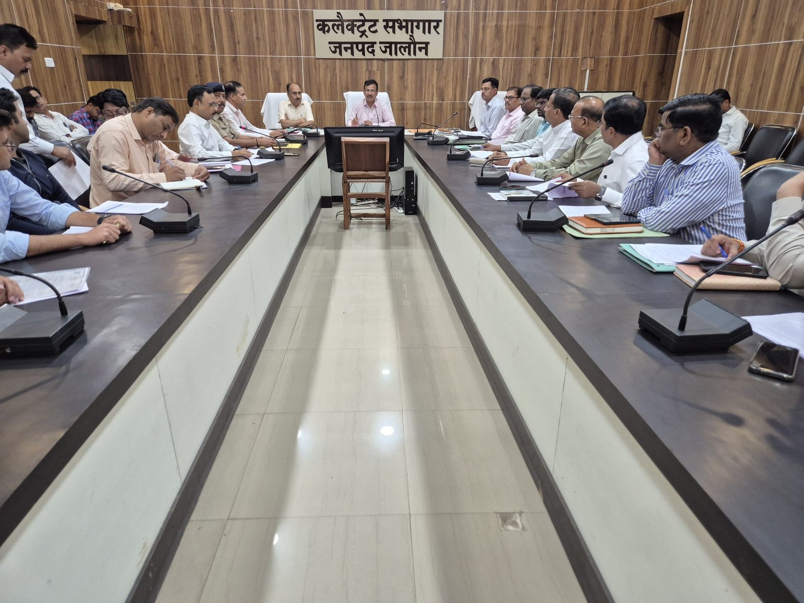 सड़क हादसों पर सख्ती के निर्देश, डीएम बोले- लापरवाही नहीं होगी बर्दाश्त* 