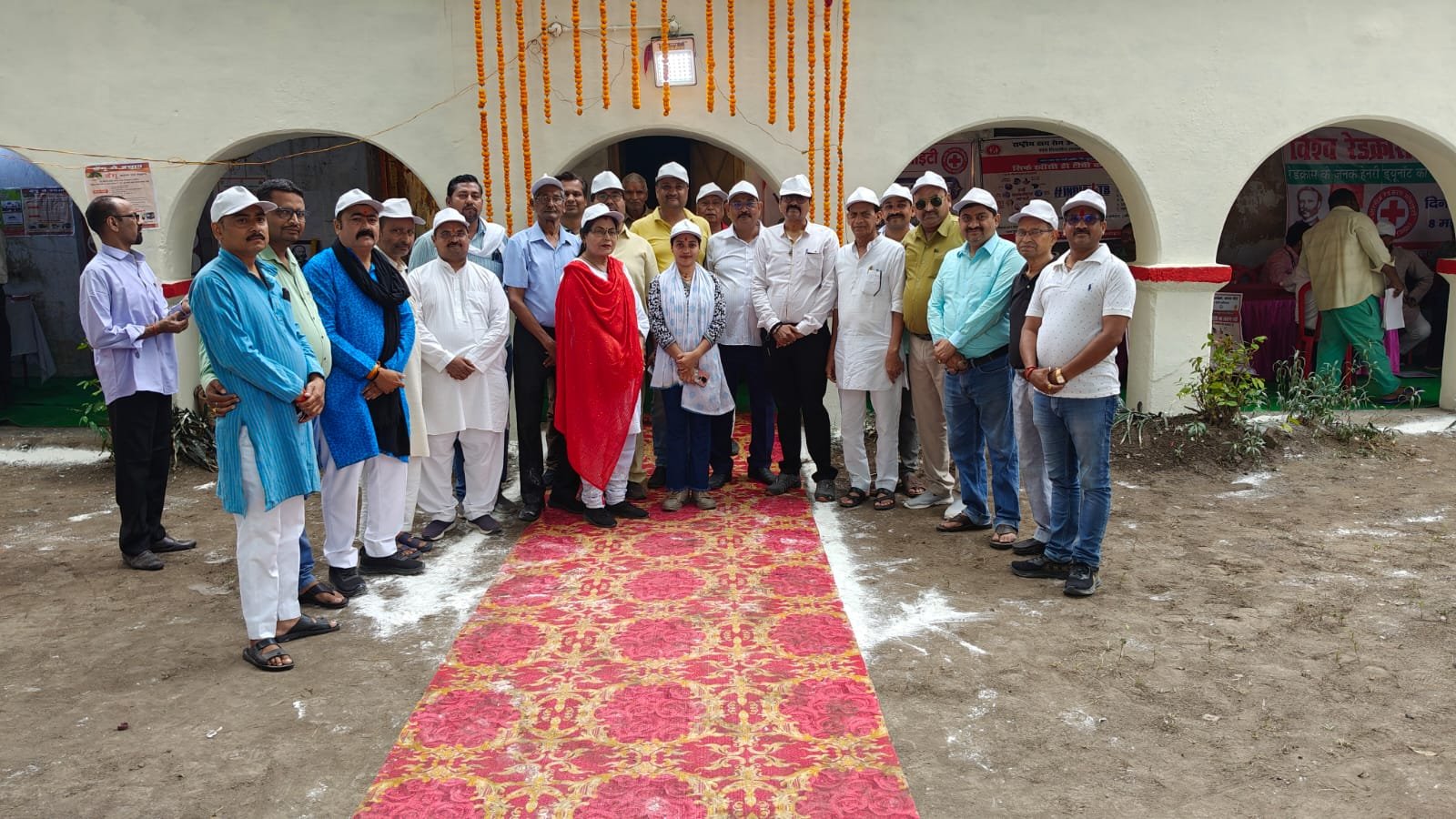 विश्व रेड क्रॉस दिवस पर बांदा में विशाल निःशुल्क स्वास्थ्य शिविर का हुआ आयोजन