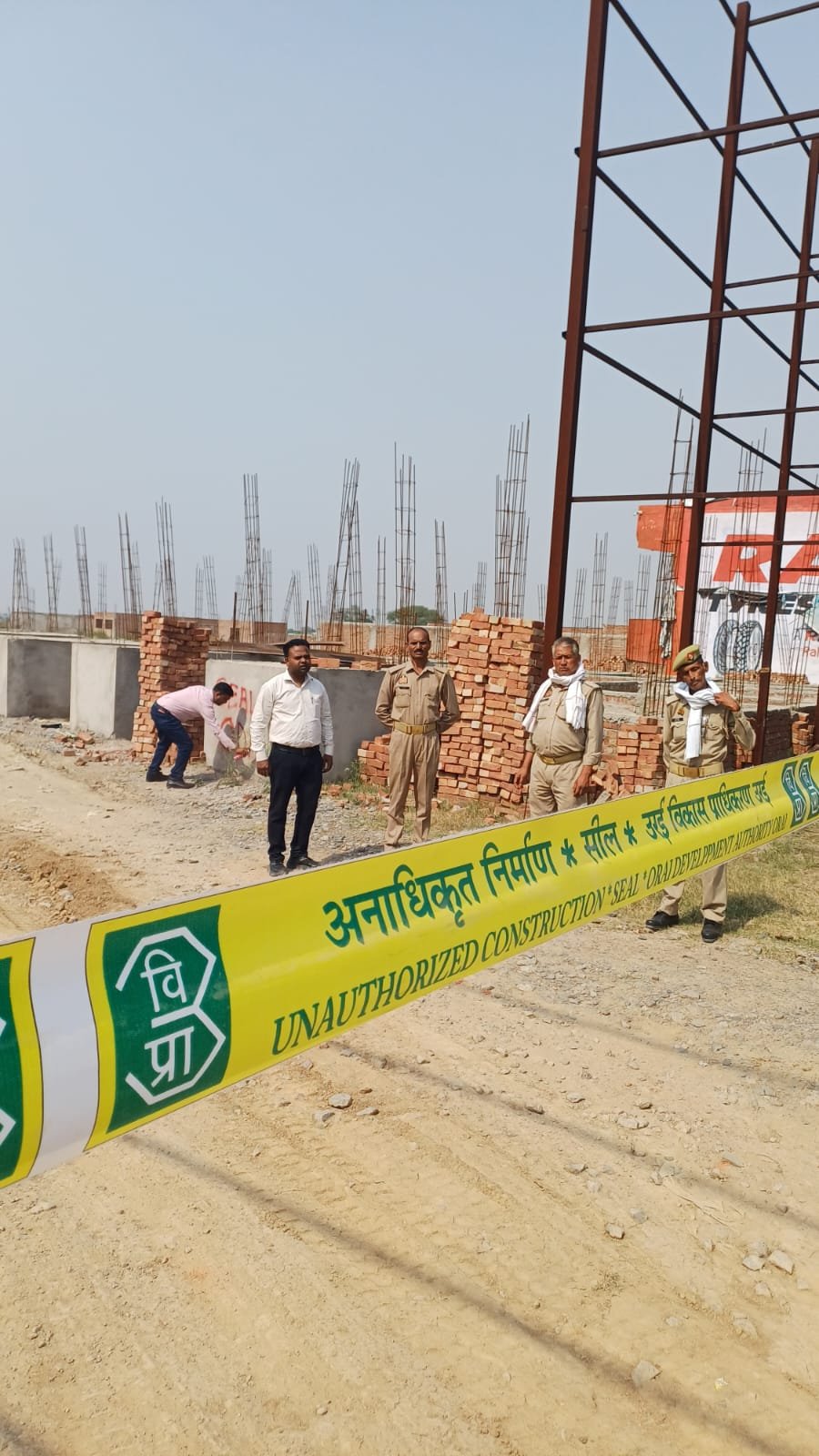 *उरई विकास प्राधिकरण ने निर्माणाधीन अवैध मैरिज लॉन किया सील*