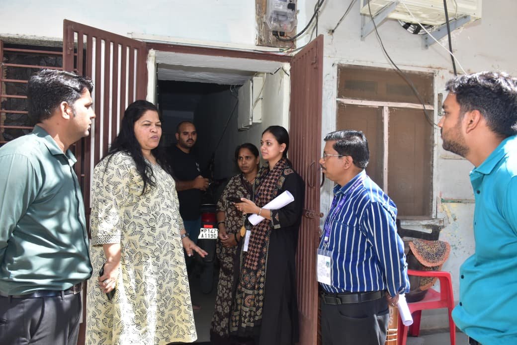 जिले का कोई भी परिवार जनगणना से वंचित न रहे , जिला जनगणना अधिकारी श्रीमती जायसवाल ने किया जनगणना कार्य का निरीक्षण